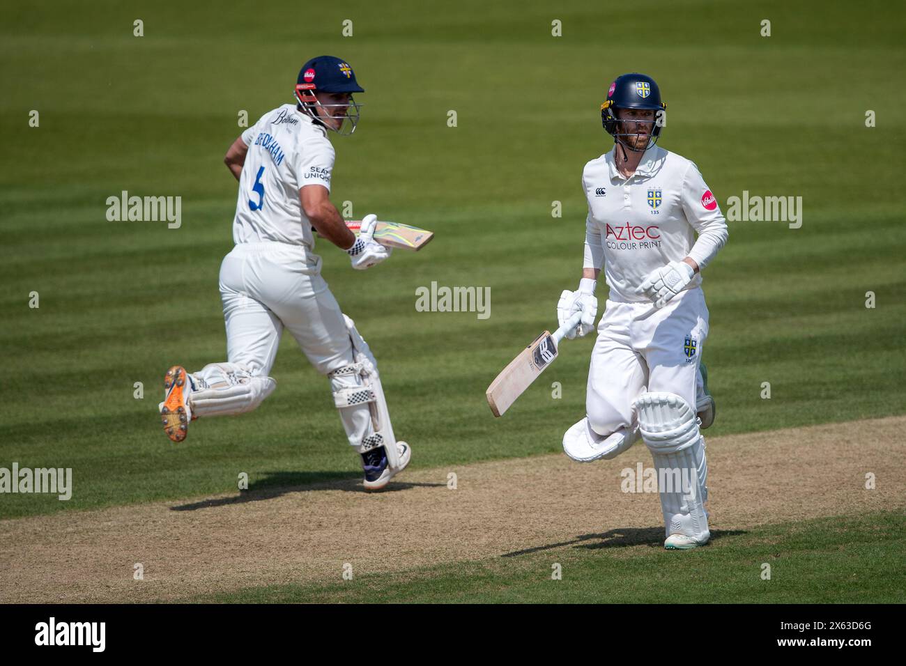 Southampton, Royaume-Uni, 12 mai 2024. Graham Clark (à droite) et David Bedingham de Durham lors du match du Vitality County Championship entre le Hampshire et Durham au Utilita Bowl, Southampton crédit : Dave Vokes/Alamy Live News Banque D'Images