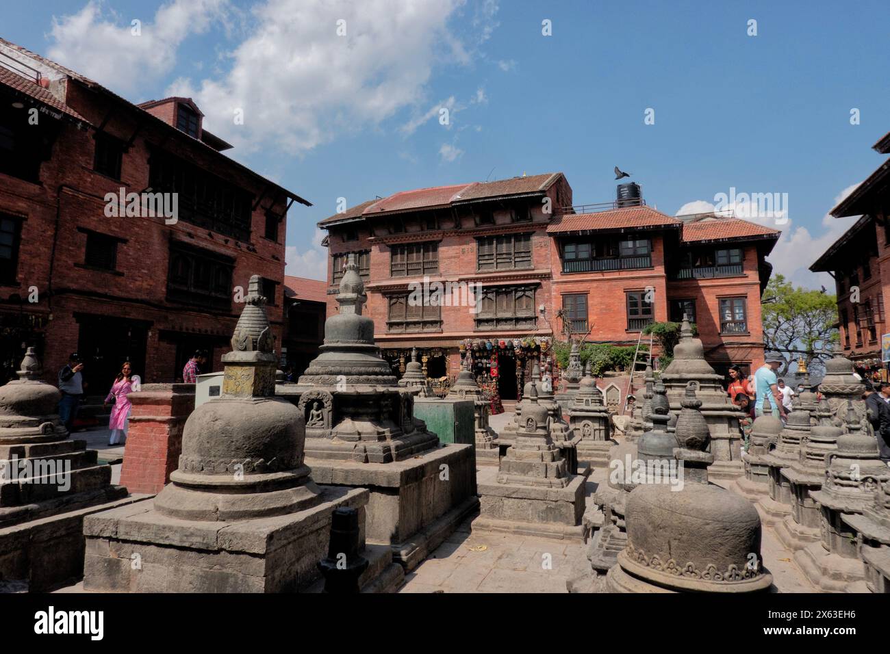 Architecture traditionnelle de Newari et boutique de souvenirs au temple Swayambunath, Katmandou, Népal Banque D'Images