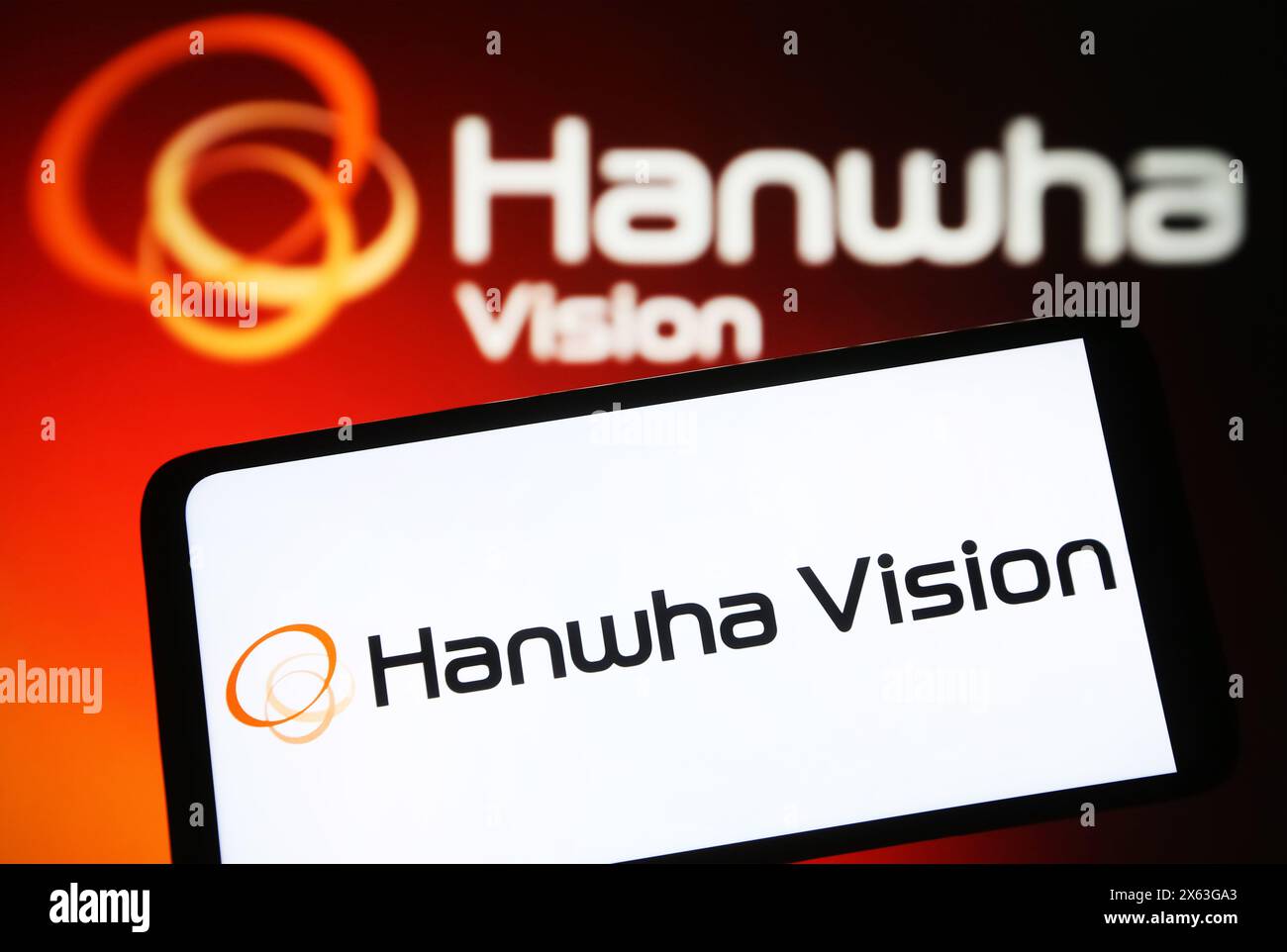 Ukraine. 12 mai 2024. Dans cette illustration photo, le logo Hanwha Vision est vu sur un smartphone et sur un écran de pc. (Photo de Pavlo Gonchar/SOPA images/SIPA USA) *** strictement à des fins éditoriales *** crédit : SIPA USA/Alamy Live News Banque D'Images