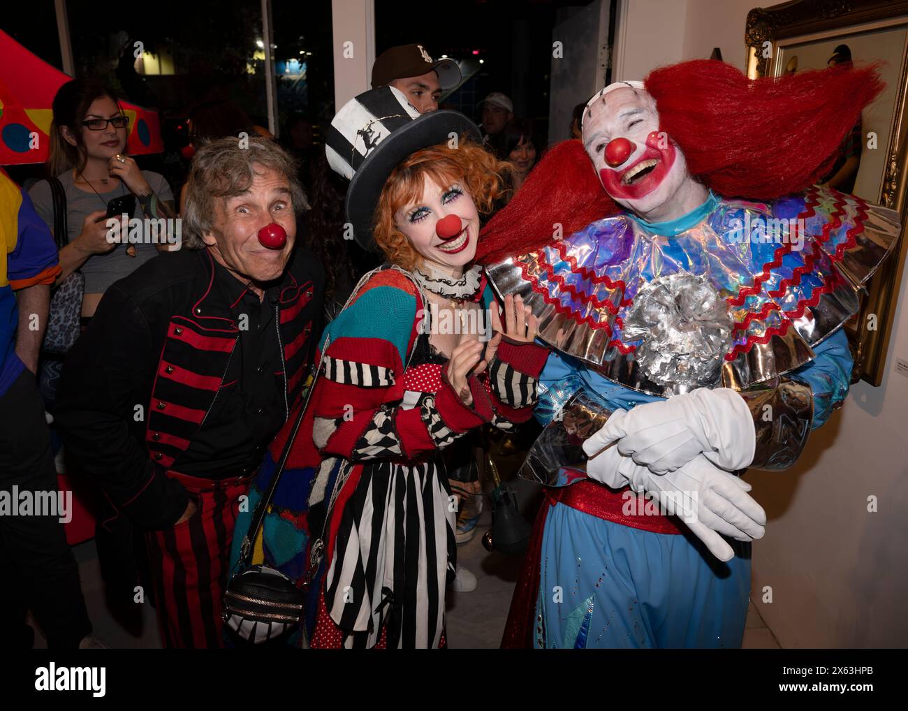 11 mai 2024, Hollywood, Californie, États-Unis : Gary Morgan, Bonnie Morgan et Bozo le Clown, alias David Arquette, assistent aux ''BONKERS'' The Art Show. (Crédit image : © Billy Bennight/ZUMA Press Wire) USAGE ÉDITORIAL SEULEMENT! Non destiné à UN USAGE commercial ! Banque D'Images