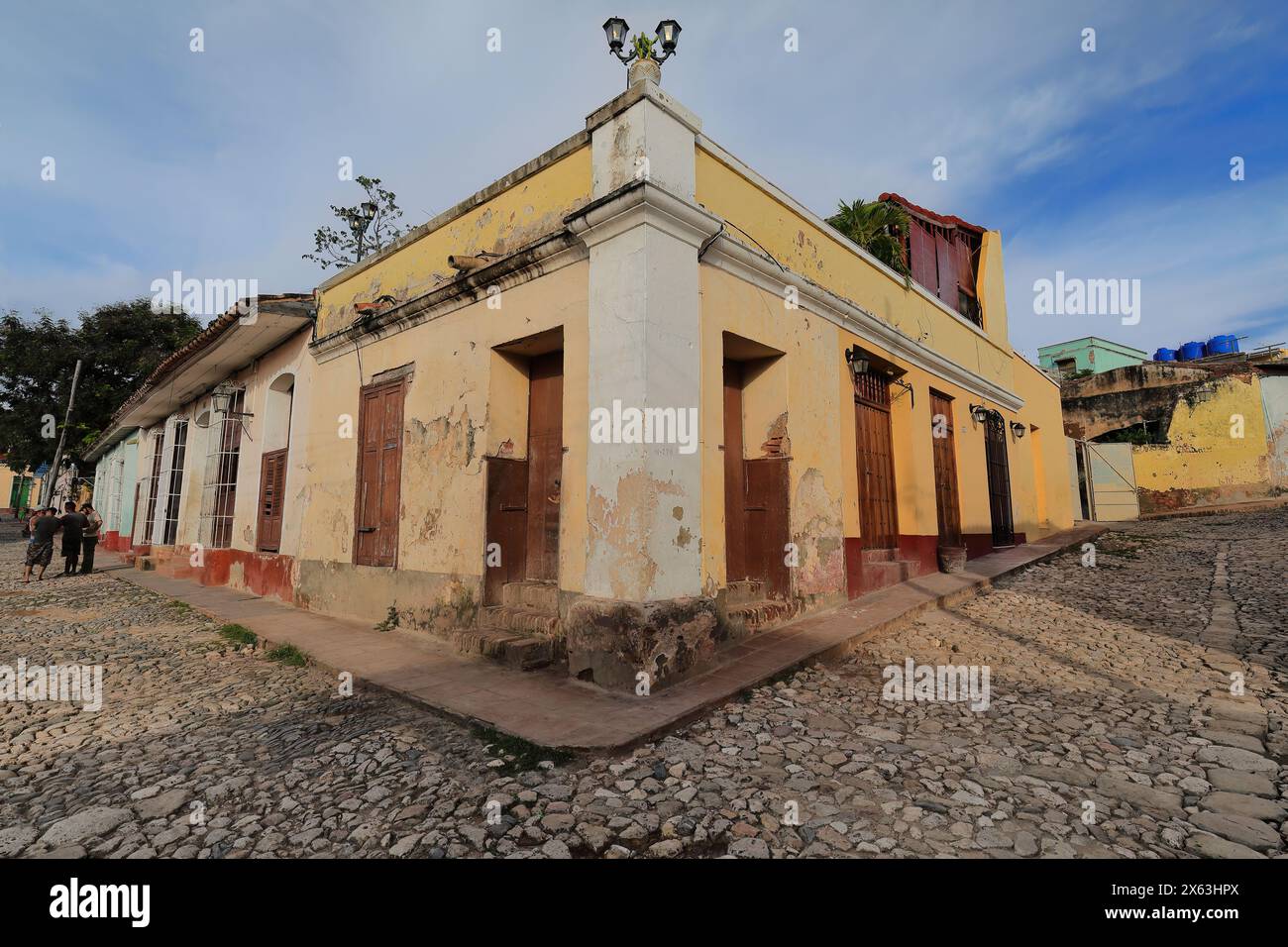 263 bâtiment à l'angle des rues Calles Alameda et Cristo, avec des fenêtres en bois fermées et une façade ébréchée peinte jaune-orange pêche. Trinidad-Cuba. Banque D'Images