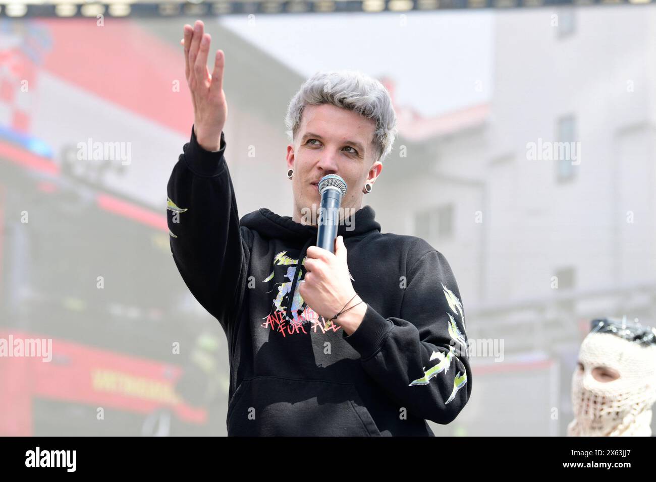 Zagreb, Croatie, 120524. Les fans accueillent le musicien Baby Lasagna après son retour de Malmo, où il a remporté la deuxième place au concours Eurovision de la chanson sur la place Ban Jelacic. Photo : Ivana Grgic / CROPIX Copyright : xxIvanaxGrgicx/xCROPIXx ig_docek_lasagna3-120524 Banque D'Images