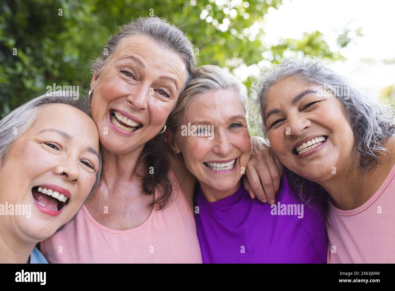 À l'extérieur, diverses amies seniors souriant ensemble Banque D'Images