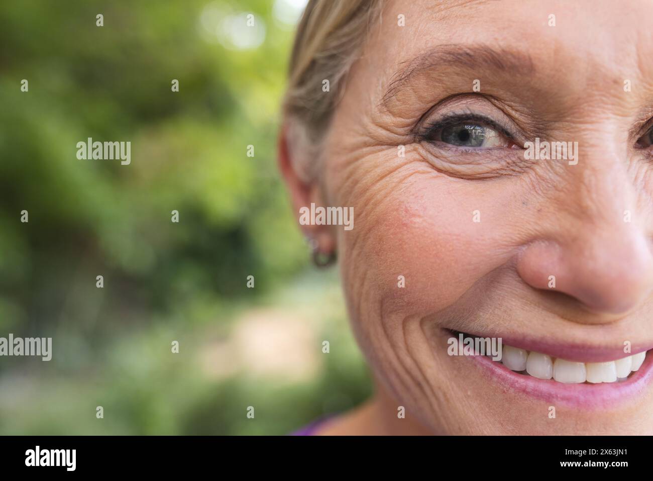 À l'extérieur, femme caucasienne senior avec des lignes de sourire montrant le bonheur, espace de copie Banque D'Images