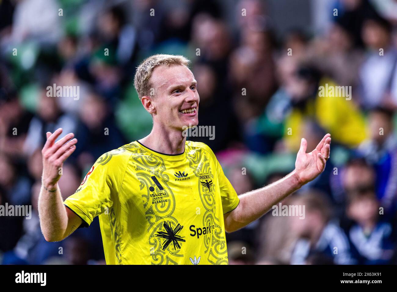 Melbourne, Australie, 12 mai 2024. Nicholas Pennington du Wellington Phoenix encourage les supporters lors du match de première manche de la demi-finale masculine d'Isuzu Ute A-League entre le Melbourne Victory FC et le Wellington Phoenix FC à AAMI Park le 12 mai 2024 à Melbourne, en Australie. Crédit : Santanu Banik/Speed Media/Alamy Live News Banque D'Images