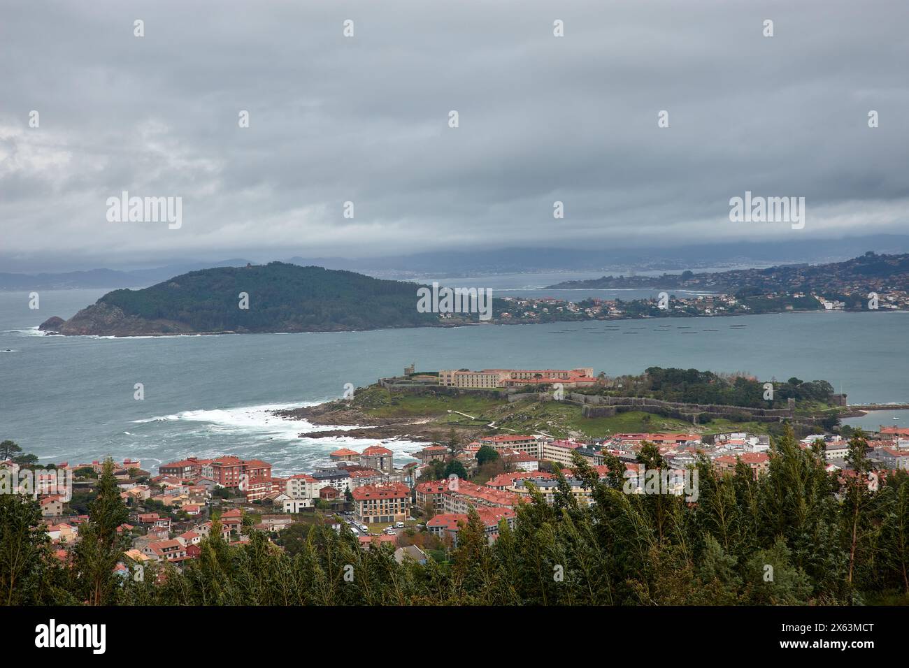 Vue panoramique sur la ville de Baiona avec le Parador à Monte Real, Monte Lourido et Monte Ferro et Playa America Banque D'Images