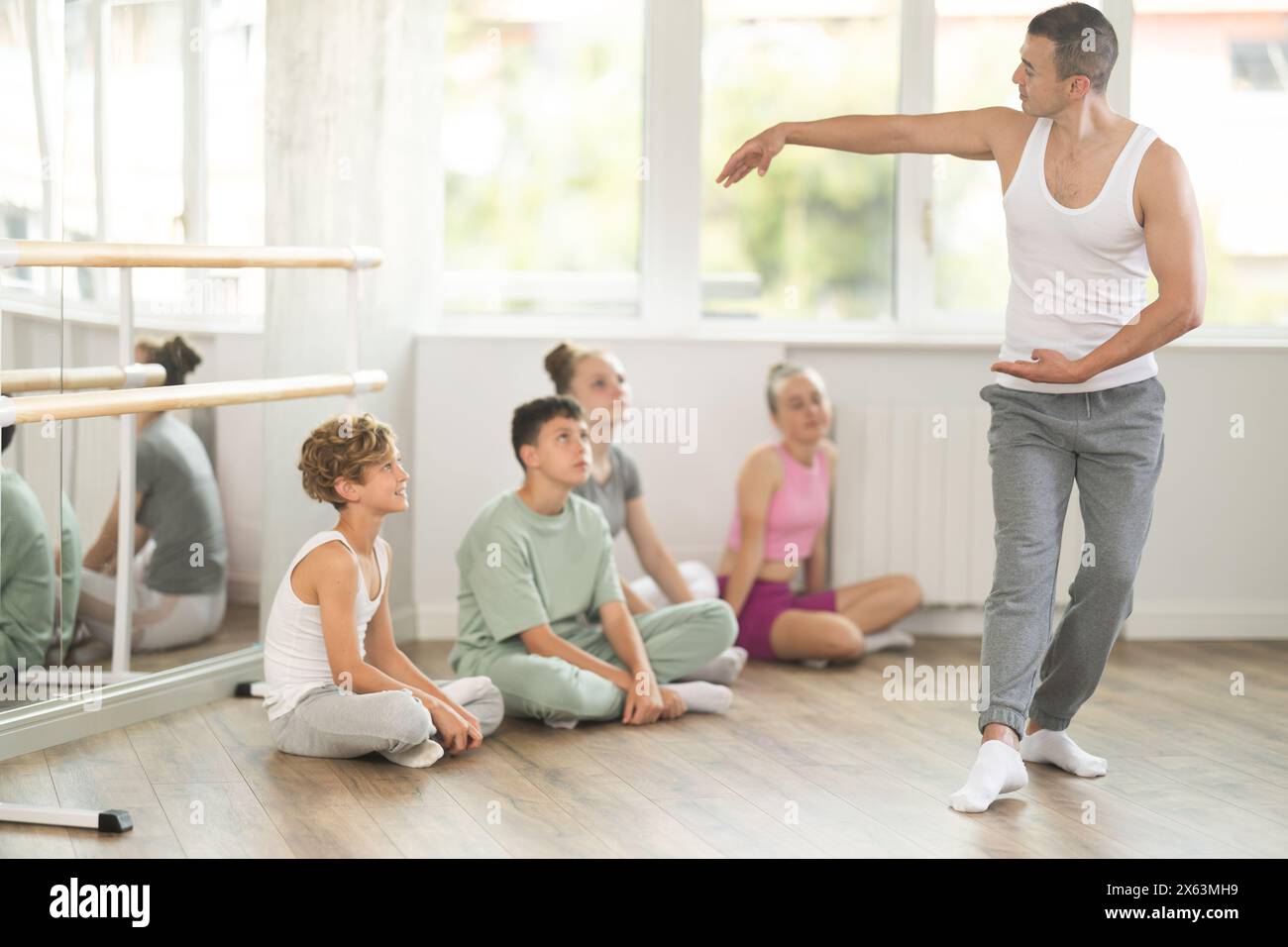 Danseur masculin exécutant la pirouette devant la classe Banque D'Images