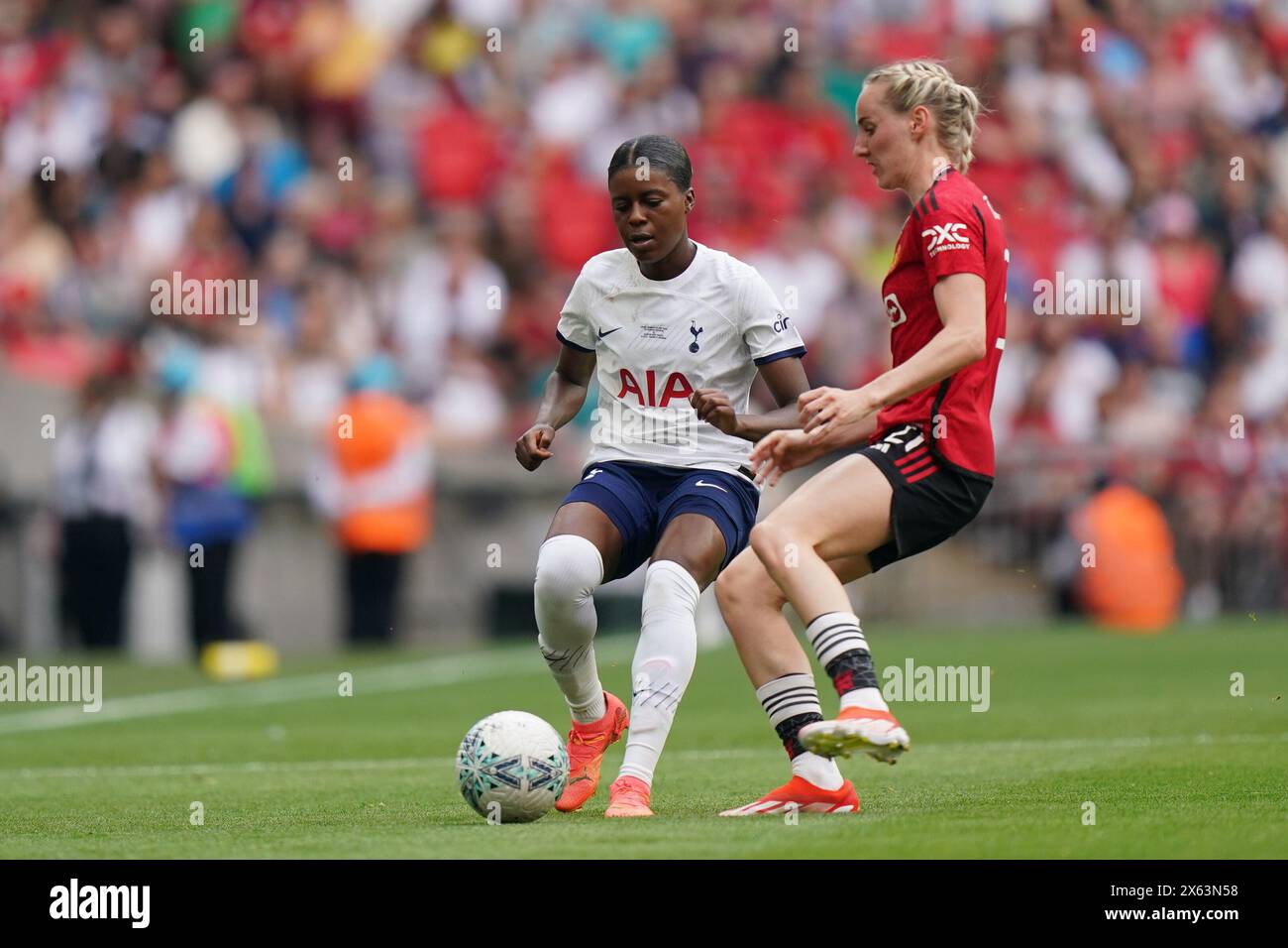 Londres, Royaume-Uni. 12 mai 2024. Jessica Naz de Tottenham Hotspur sous la pression de Millie Turner de Manchester United lors de la finale de la Coupe FA féminine Adobe Women's Manchester United Women v Tottenham Hotspur au stade de Wembley, Londres, Angleterre, Royaume-Uni le 12 mai 2024 Credit : Every second Media/Alamy Live News Banque D'Images