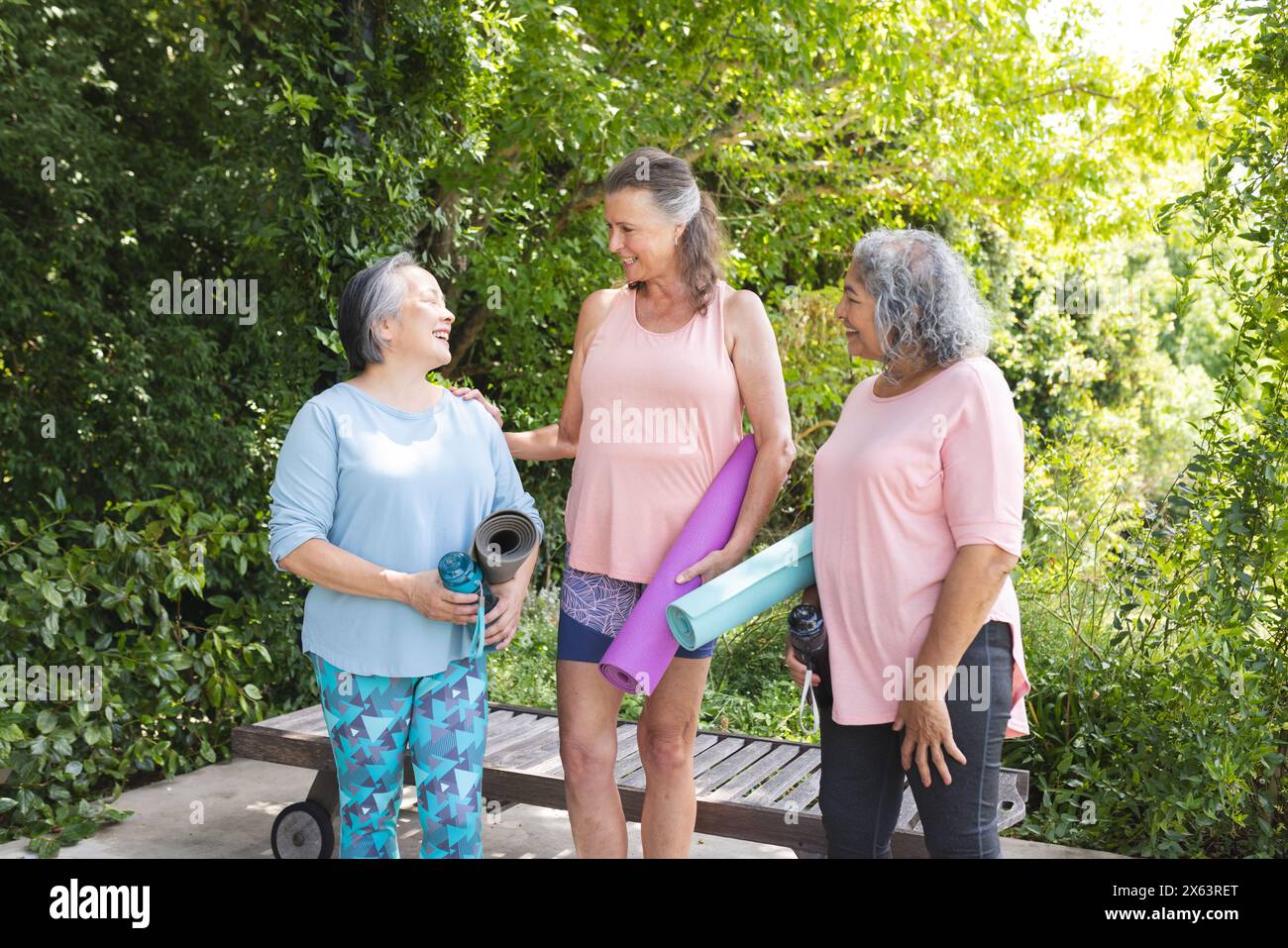 Femmes âgées diverses, discutant à l'extérieur, portant des vêtements de sport décontractés Banque D'Images