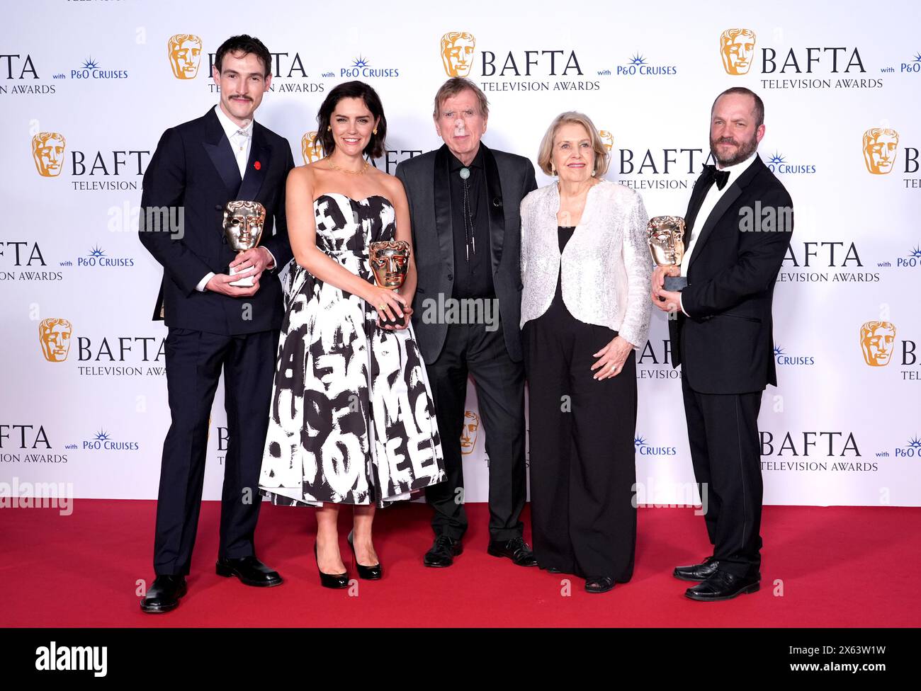 Eanna Hardwicke, Annabel Scholey, Timothy Spall, Anne Reid et Rick Warden dans la salle de presse après avoir remporté le prix Limited Drama pour le Sixième Commandement aux BAFTA TV Awards 2024, au Royal Festival Hall de Londres. Date de la photo : dimanche 12 mai 2024. Banque D'Images