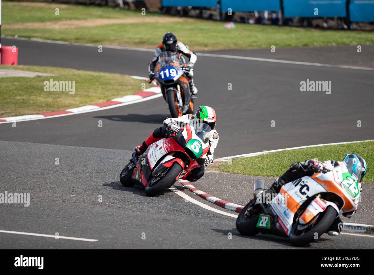 Portstewart, Royaume-Uni. 09 mai 2024. Peter Hickman (#60) a remporté la J M Paterson Supertwin Race au Northwest 200. Deuxième Richard Cooper (#47) et troisième Jeremy McWilliams (#99) crédit : Bonzo/Alamy Live News Banque D'Images