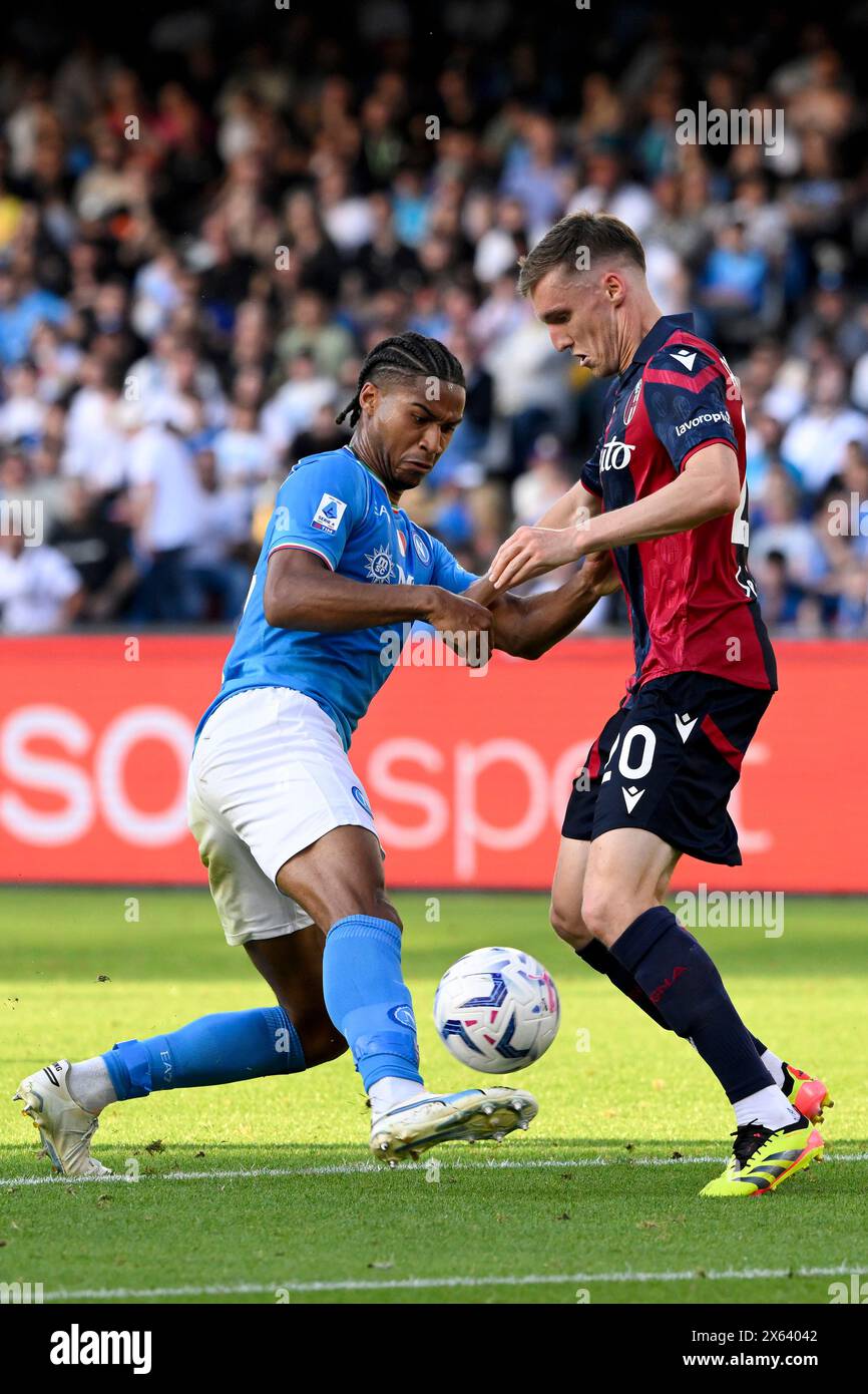 Jens Cajuste de la SSC Napoli et Michel Aebischer de Bologna FC s’affrontent pour le ballon lors du match de Serie A entre la SSC Napoli et le Bologna FC au stade Diego Armando Maradona à Naples (Italie), le 11 mai 2024. Banque D'Images