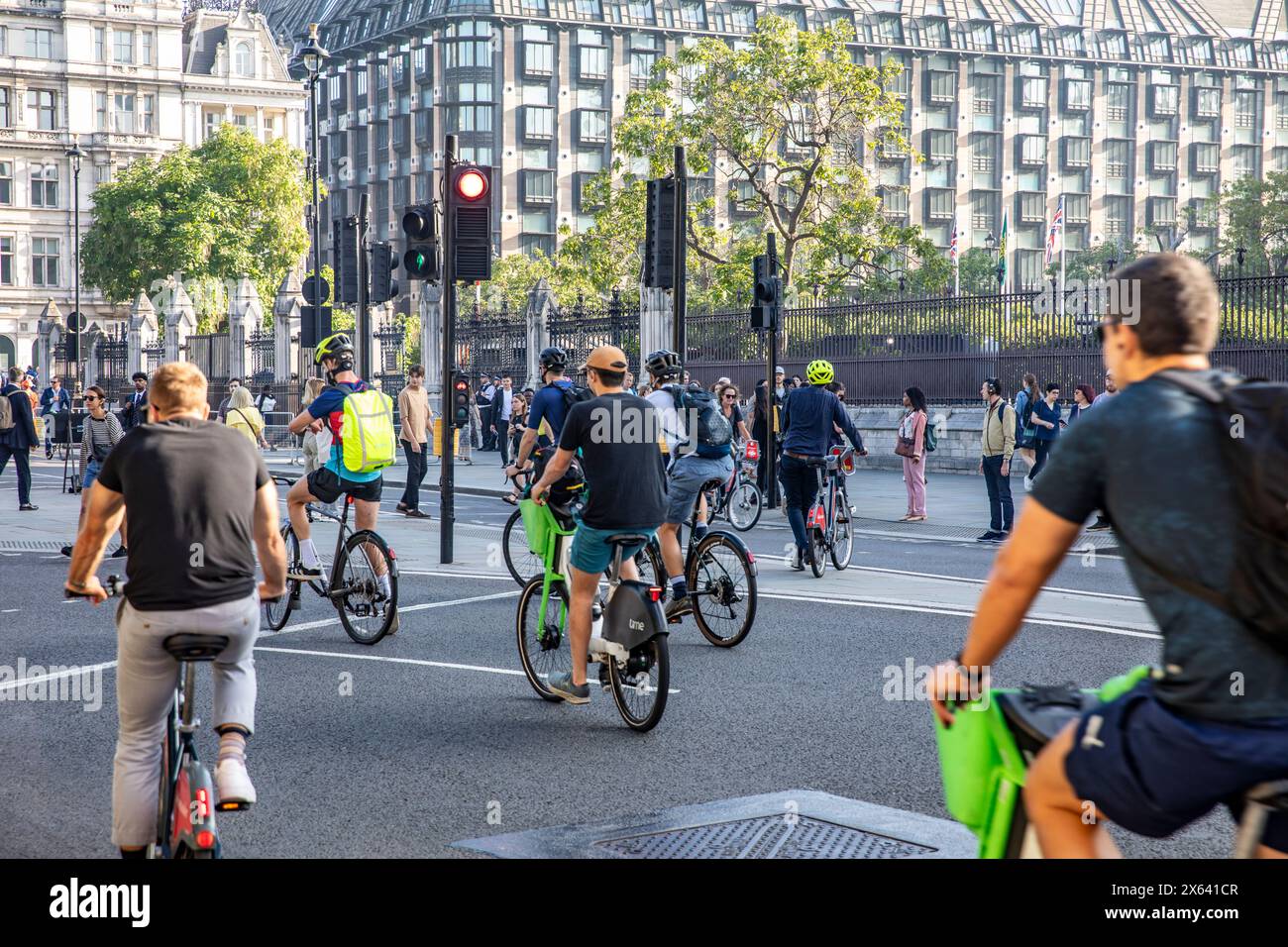 Londres Angleterre,Parliament Square Westminster groupe de cyclistes chevauchant leurs vélos pour travailler,Angleterre,Royaume-Uni,2023 Banque D'Images
