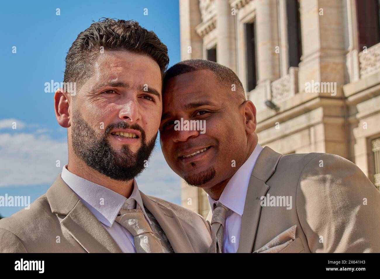 Portrait de deux garçons célébrant la journée de la diversité, ils appartiennent à la communauté lgbt et viennent de se marier. Banque D'Images