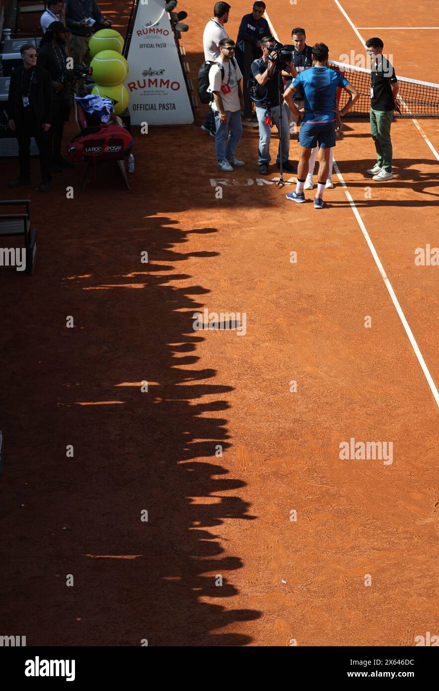 Rome, Italie. 12 mai 2024. Les fans de tennis attendent alors que Alejandro Tabilo, du Chili, est interviewé à la fin du match de 3e tour masculin contre Novak Djokovic, de Serbie, à l'Italian Open à Rome, Italie, le 12 mai 2024. Crédit : Li Jing/Xinhua/Alamy Live News Banque D'Images