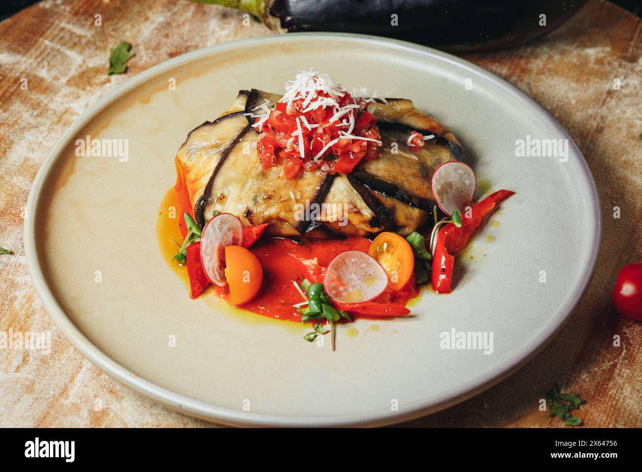 Délicatesse d'aubergines en sauce tomate avec fromage frais Banque D'Images