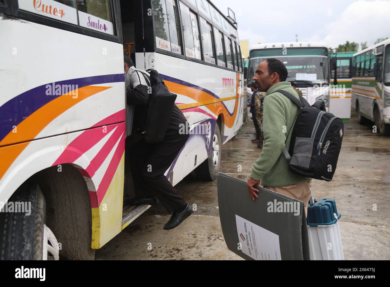 Des équipes de vote pour les élections parlementaires ont été envoyées de Pulwama à leurs bureaux de vote respectifs. Avec tous les arrangements en place, le scrutin pour la 4ème phase des élections en cours à Lok Sabha devrait commencer le 13 mai dans la circonscription parlementaire 2-Srinagar (PC). Au total, 17 47 810 électeurs lakh ont été inscrits à la phase IV, dont 8 75 938 hommes et 8 71 808 femmes, en plus de 64 électeurs du troisième sexe. Il y a environ 11682 personnes handicapées et 705 personnes de plus de 100 ans qui exerceront également leur franchise », peut-on lire dans un communiqué reçu Banque D'Images