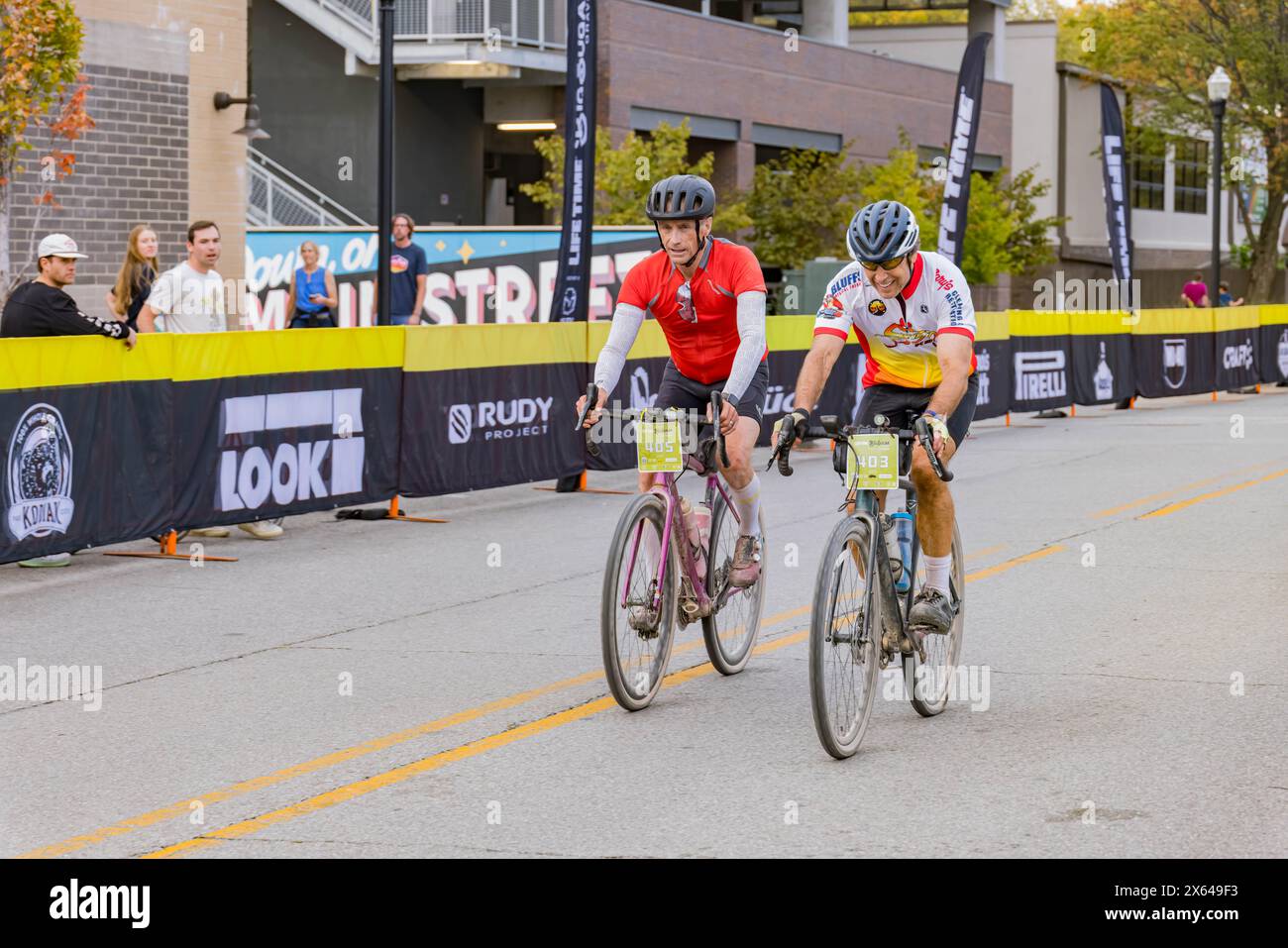 Arkansas, OCT 21 2023 - événement cycliste à vie dans le centre-ville de Bentonville Banque D'Images