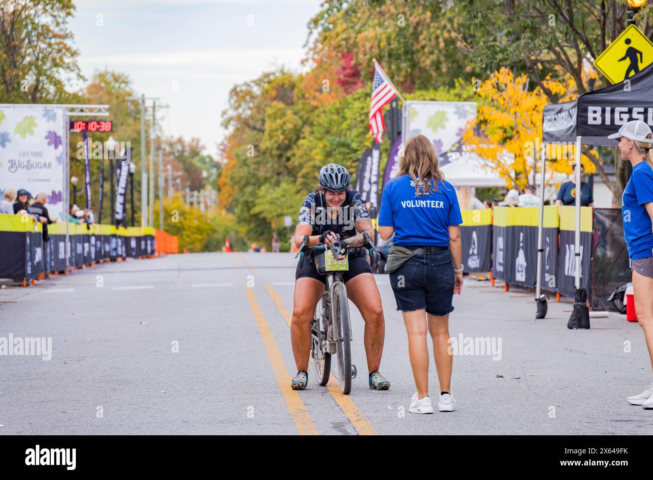 Arkansas, OCT 21 2023 - événement cycliste à vie dans le centre-ville de Bentonville Banque D'Images