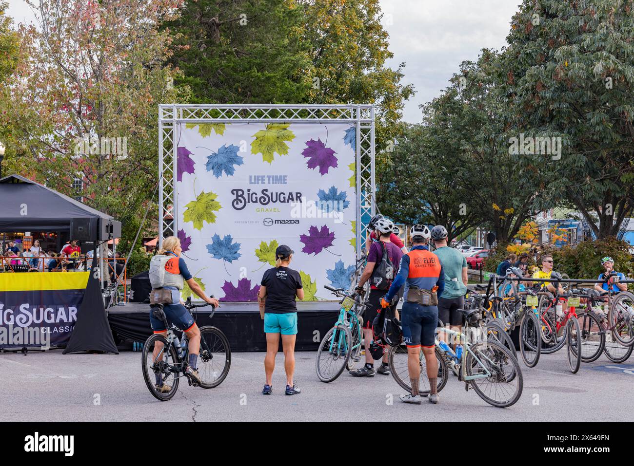 Arkansas, OCT 21 2023 - événement cycliste à vie dans le centre-ville de Bentonville Banque D'Images