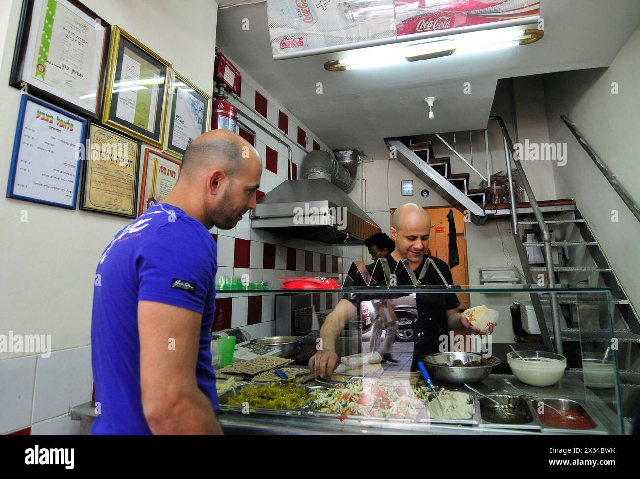Un petit magasin Falafel sur la rue Herzel à tel-Aviv, Israël. Banque D'Images