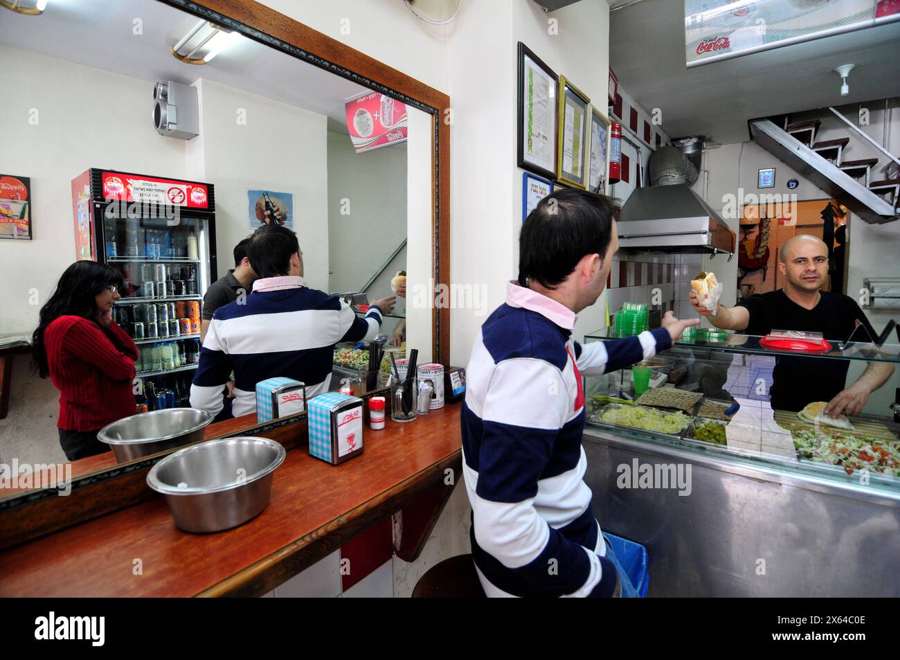 Un petit magasin Falafel sur la rue Herzel à tel-Aviv, Israël. Banque D'Images