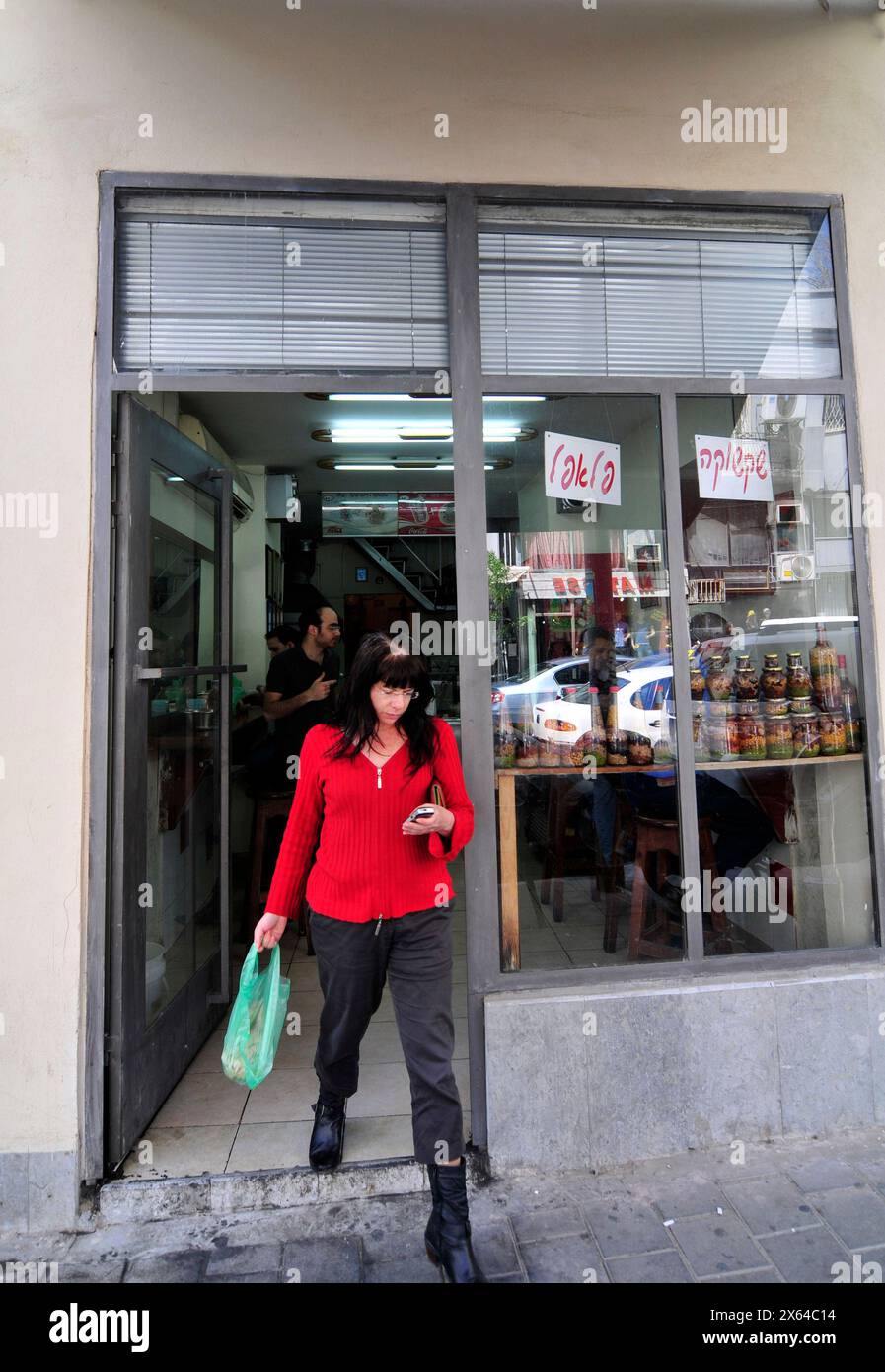 Un petit magasin Falafel sur la rue Herzel à tel-Aviv, Israël. Banque D'Images
