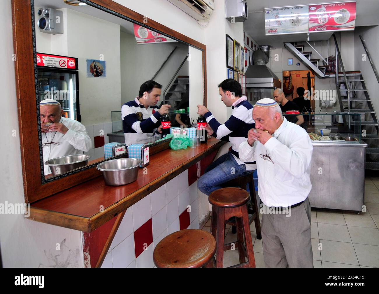 Un petit magasin Falafel sur la rue Herzel à tel-Aviv, Israël. Banque D'Images