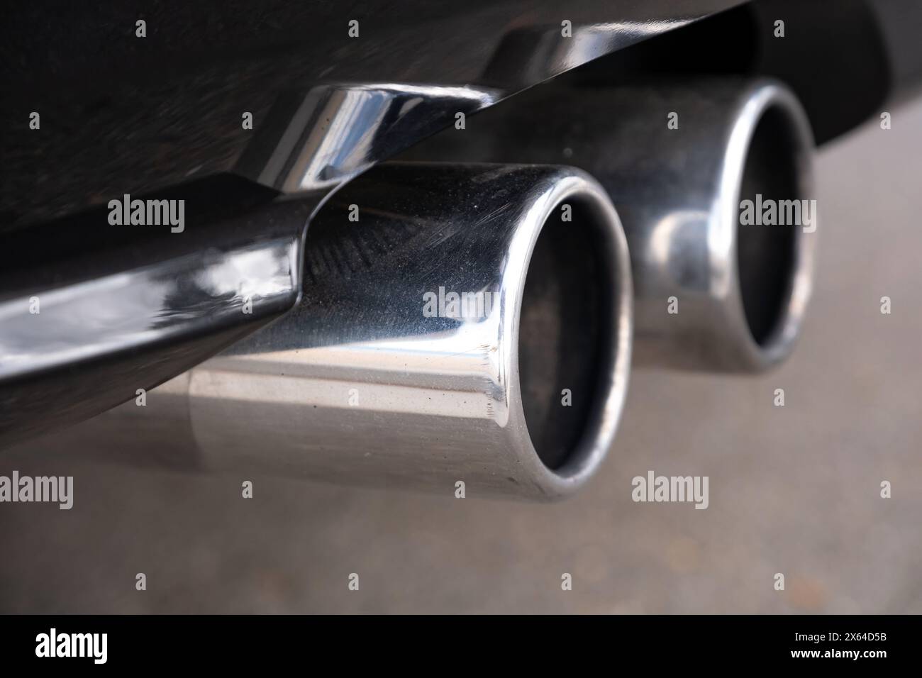 Deux des quatre tuyaux d'échappement de la Jaguar XKR 2013 Banque D'Images