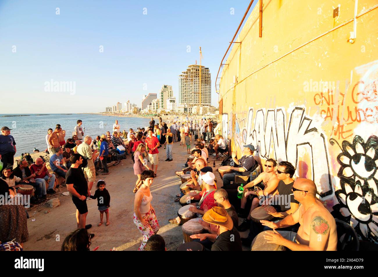 Avril 2011 - plage du Dolphinarium, tel-Aviv, Israël. Séance de tambours du vendredi après-midi pendant le coucher du soleil sur la mer Méditerranée. Banque D'Images