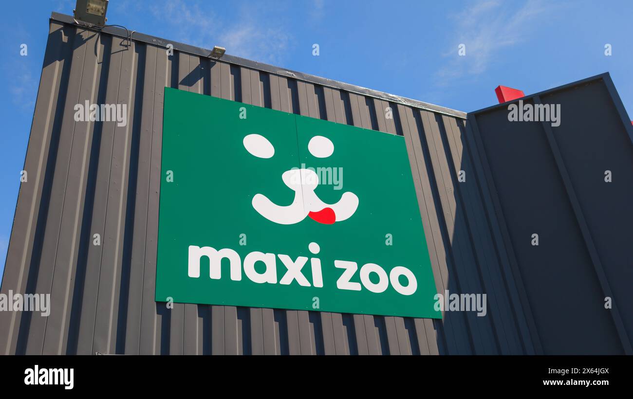 Bordeaux , France - 05 12 2024 : maxi zoo logo marque animal et texte panneau façade mur pour animaux de compagnie magasin centre de jardin entrée magasin amélioration de la maison cha Banque D'Images