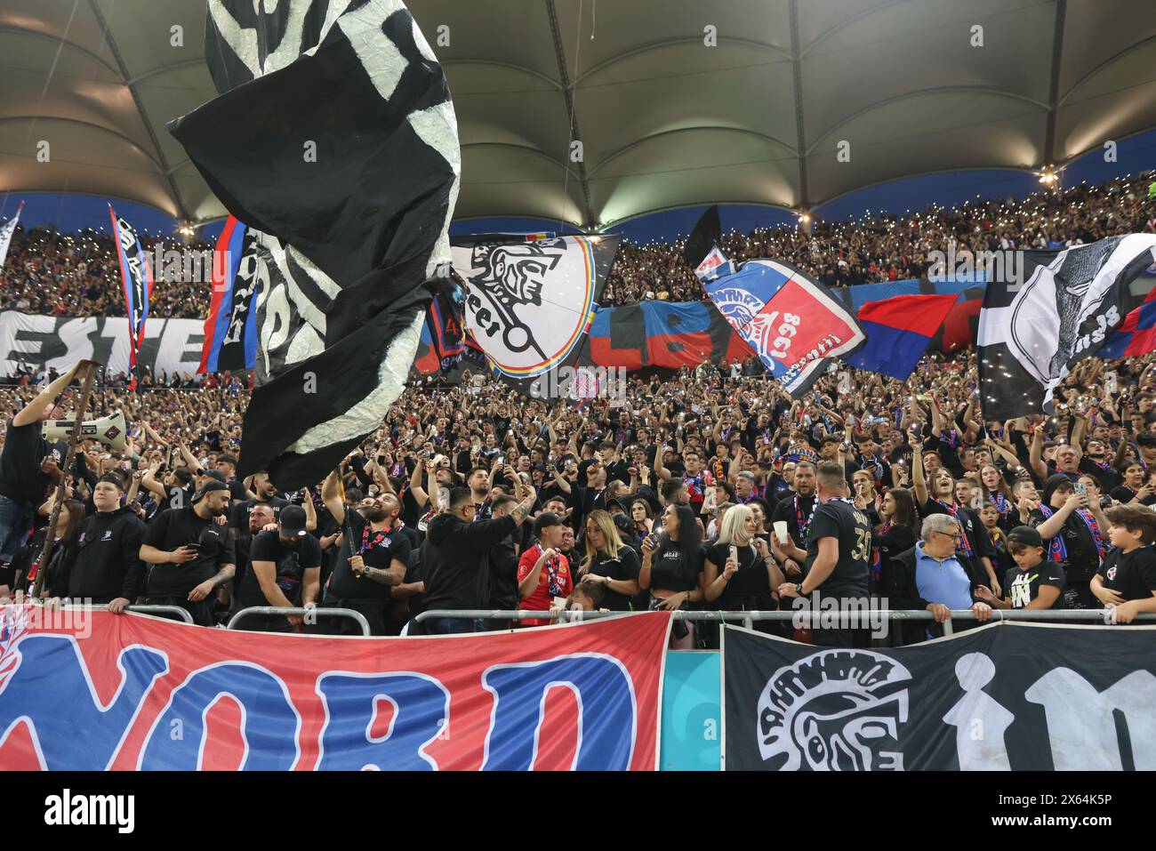 Les supporters de la FCSB réagissent lors du groupe de play-off FCSB vs CFR 1907 Cluj, Un match de football qui s'est tenu au stade National Arena de Bucarest. Banque D'Images