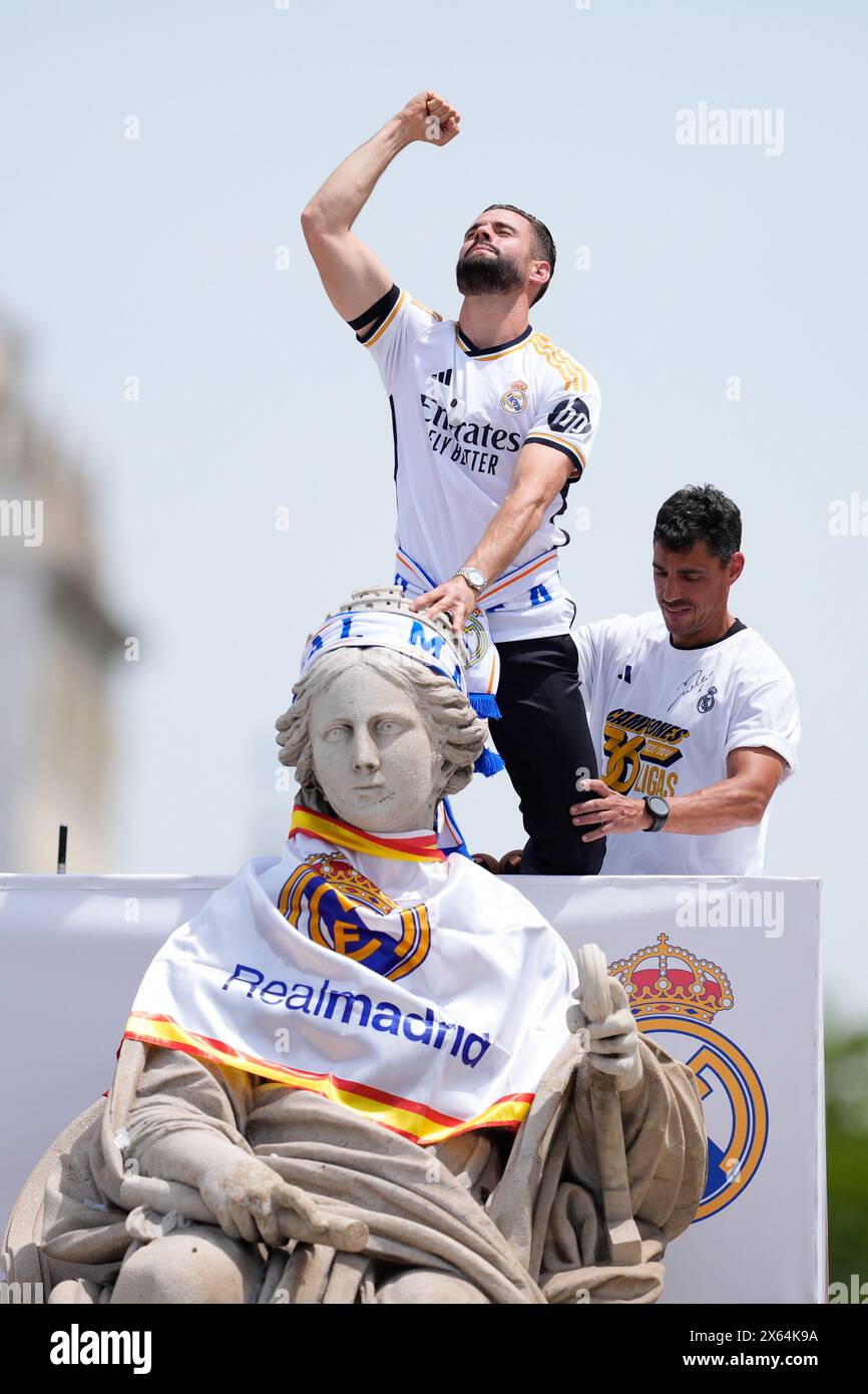 Nacho Fernandez célèbre au sommet de la fontaine lors de la célébration du Real Madrid à Plaza de Cibeles pour leur 36ème titre de champion de la Ligue espagnole le 12 mai 2024 à Madrid, Espagne Banque D'Images