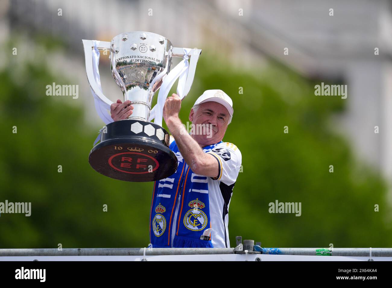 L'entraîneur Carlo Ancelotti célèbre avec le trophée lors de la célébration du Real Madrid sur la Plaza de Cibeles pour leur 36e titre de champion de la Ligue espagnole le 12 mai 2024 à Madrid, Espagne Banque D'Images