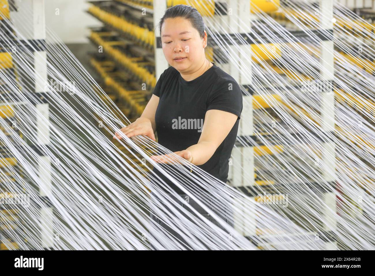 HUZHOU, CHINE - 13 MAI 2024 - Un travailleur produit des matériaux composites de protection pare-balles dans un atelier intelligent d'une nouvelle entreprise de matériaux Banque D'Images