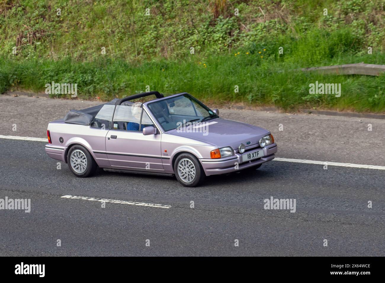 Années 1989 80 années 80 Rose Ford Escort Xr3i convertible. MK4 Escort Cabriolet voyageant sur l'autoroute M61 Royaume-Uni Banque D'Images