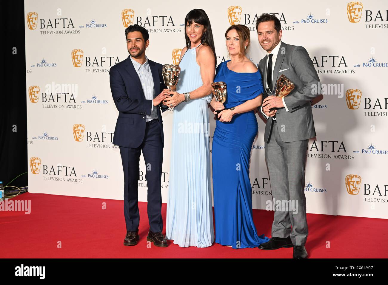 Royal Festival Hall, LONDRES, ANGLETERRE, Royaume-Uni - 12 MAI 2024 : NEET Mohan, Kirsty Mitchell, Elinor Lawless et Michael Stevenson posent avec le Soap Award pour « Casualty » dans la salle des gagnants lors des BAFTA Television Awards 2024 avec P&O Cruises dans la salle des gagnants lors des BAFTA Television Awards 2024 avec P&O Cruises, Londres, Royaume-Uni. Crédit : Voir Li/Picture Capital/Alamy Live News Banque D'Images