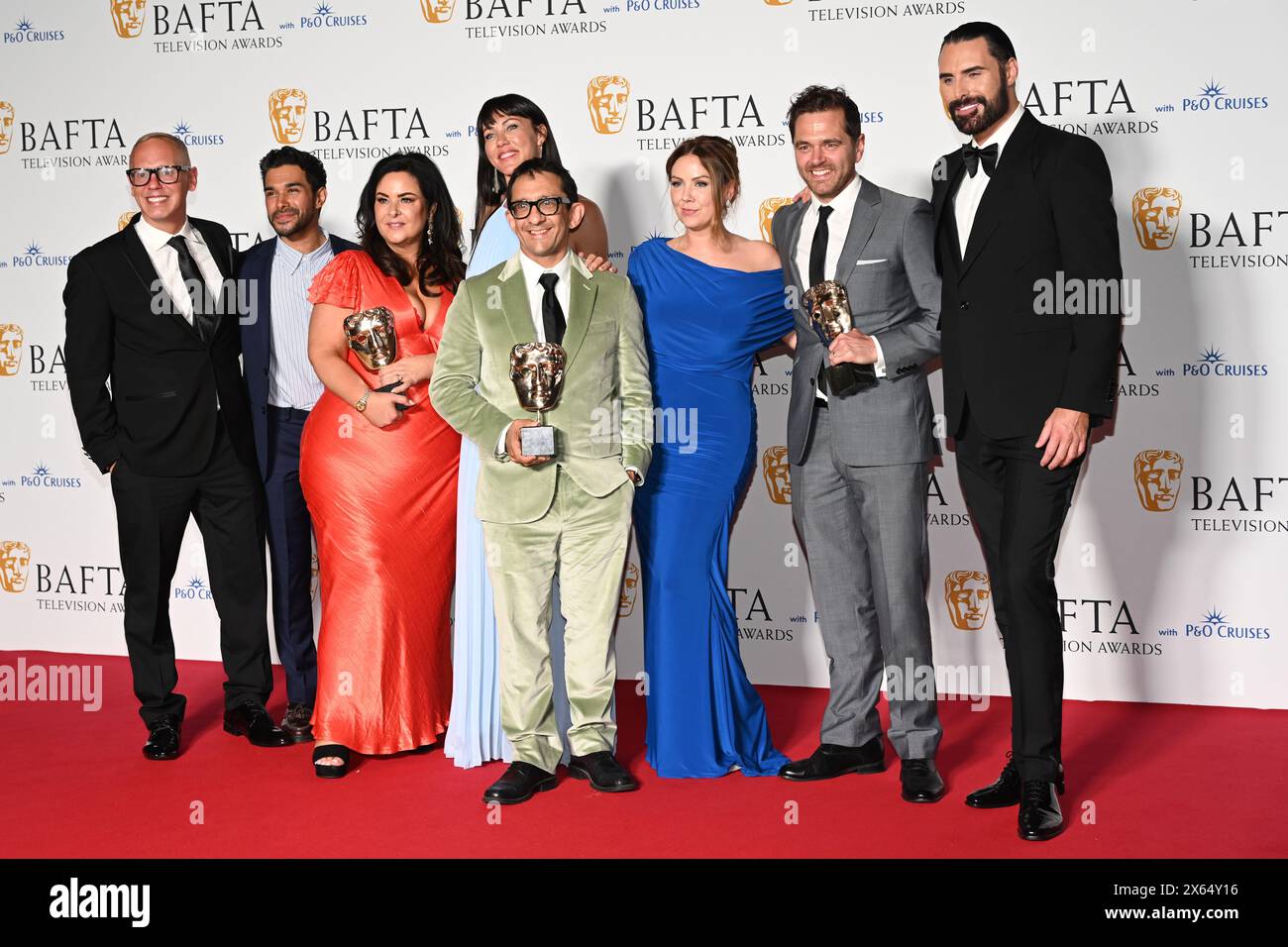 Royal Festival Hall, LONDRES, ANGLETERRE, Royaume-Uni - 12 MAI 2024 : NEET Mohan, Liza Mellody, Kirsty Mitchell, Jon Sen, Elinor Lawless et Michael Stevenson posent avec le Soap Award pour « Casualty » dans la salle des gagnants lors des BAFTA Television Awards 2024 avec P&O Cruises dans la salle des gagnants lors des BAFTA Television Awards 2024 avec P&O Cruises, Londres, Royaume-Uni. Crédit : Voir Li/Picture Capital/Alamy Live News Banque D'Images