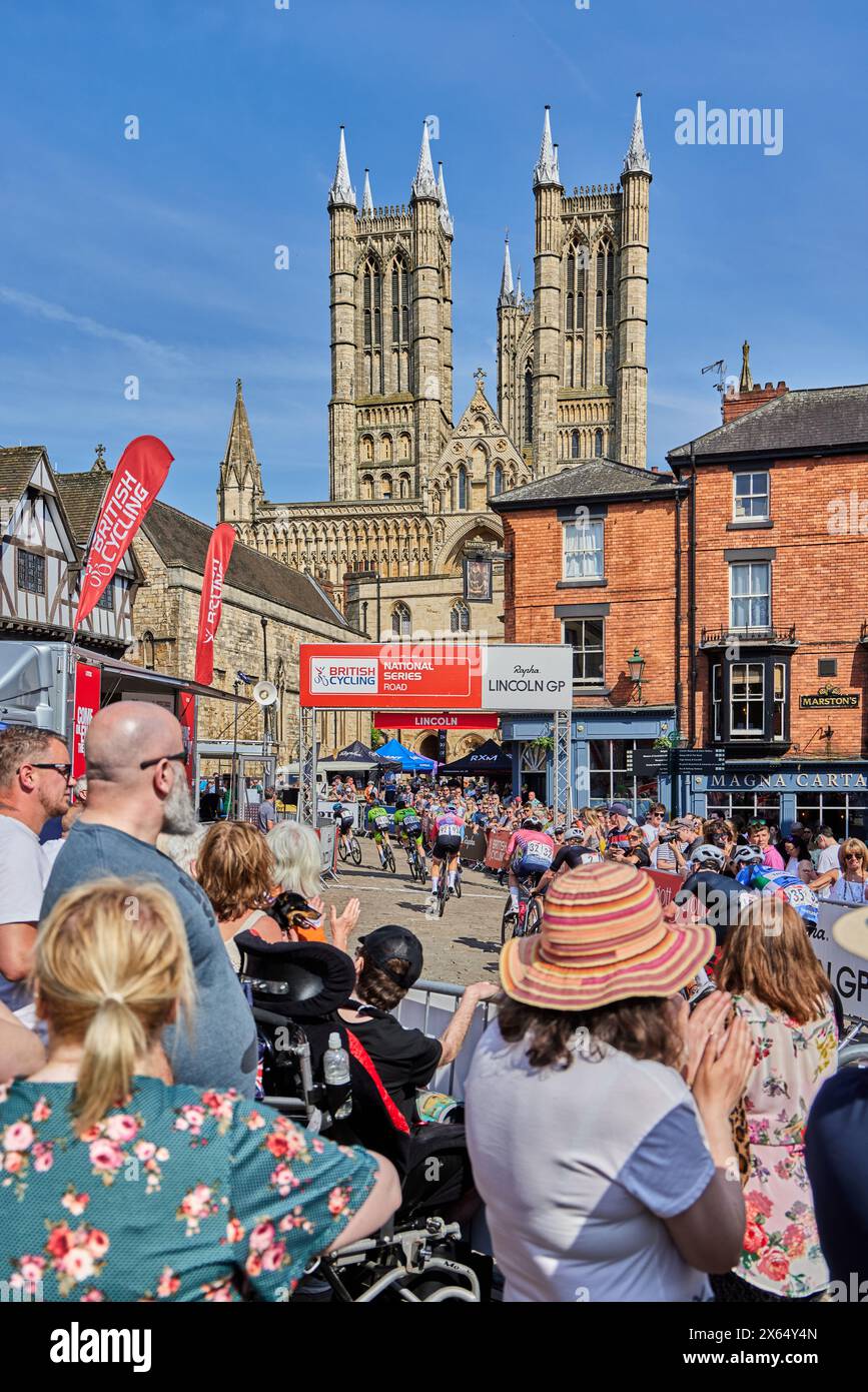 ROYAUME-UNI. 12 mai 2024. Rapha Lincoln Grand Prix Race 12 mai 2024 1. Matthieu Holmes 3:51:44 2. Adam Lewis (Team Skyline) 4 3. Matthew King (XSpeed United Continental) 9 crédit : Phil Crow/Alamy Live News Banque D'Images