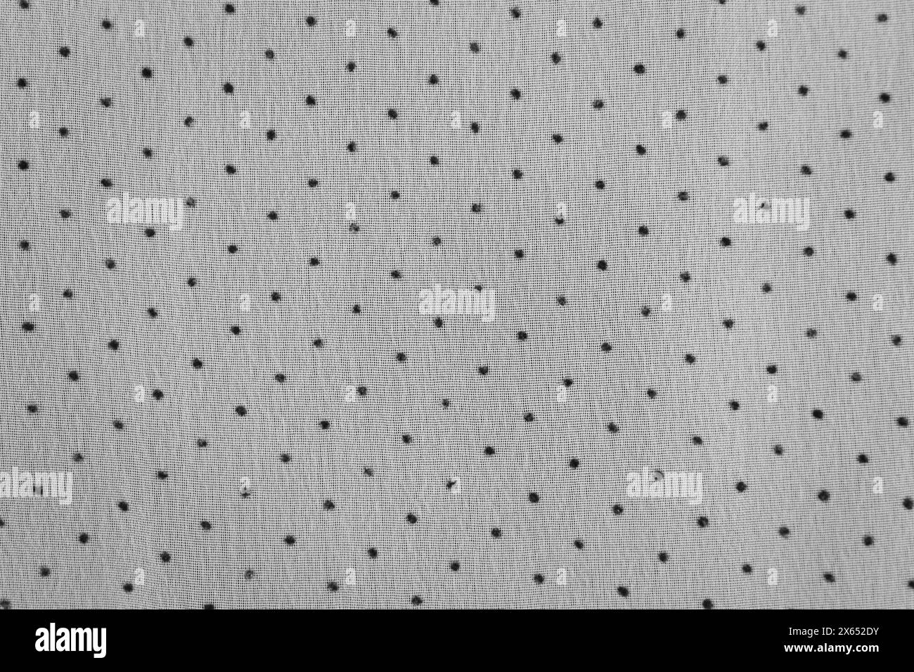 Fond de tissu à pois, monochrome. Motif textile pointillé, noir et blanc. Tissu en mousseline. Plier le fond satiné. Fond de tissu de soie. Banque D'Images