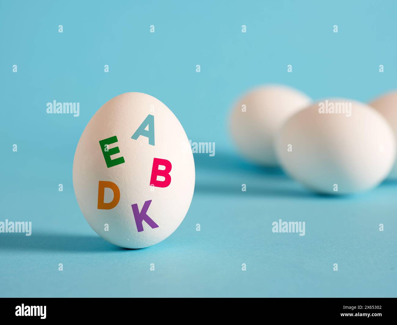 Oeuf blanc avec des ingrédients vitaminés dessus. Concept de nutrition saine et d'apport vitaminique. Banque D'Images