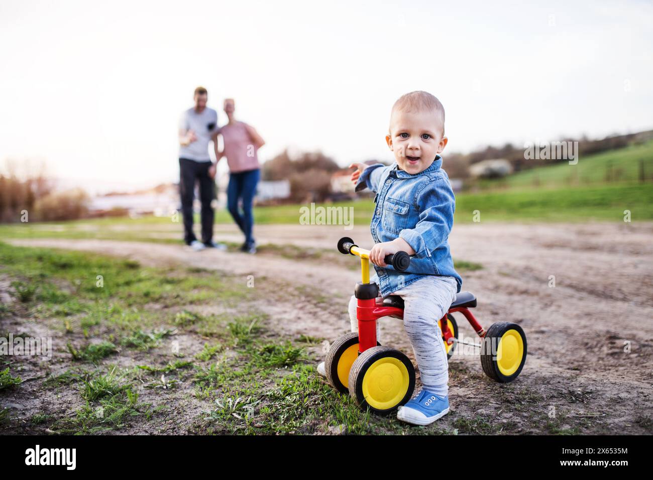 Portrait de tout-petit garçon apprenant tour bébé vélo. ou vélo d'équilibre. Banque D'Images