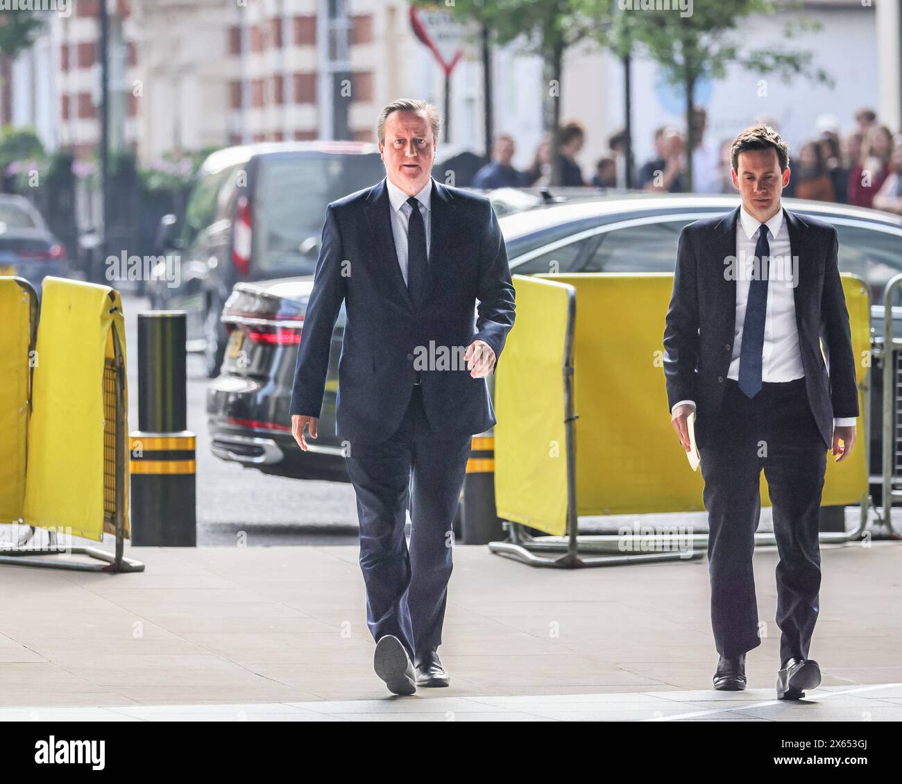 Londres, Royaume-Uni. 12 mai 2024. Lord Cameron, David Cameron, secrétaire d'État aux Affaires étrangères, au Commonwealth et au développement marchant vers les studios de la BBC pour les émissions du dimanche matin. Crédit : Imageplotter/Alamy Live News Banque D'Images