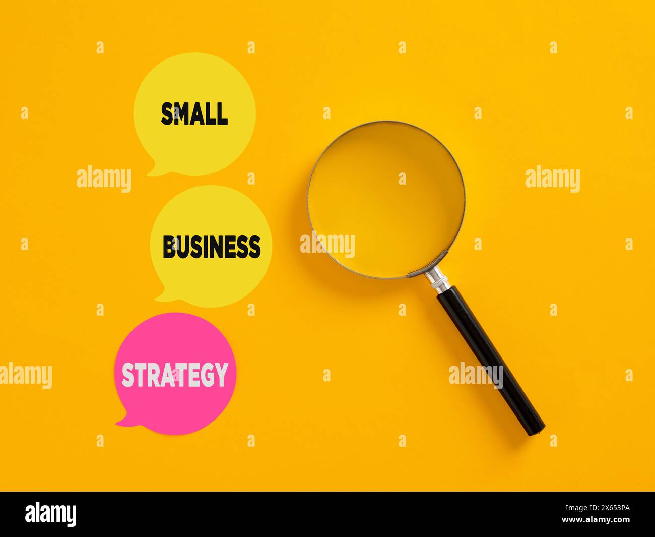 Concept de stratégie de petite entreprise écrit sur des bulles de parole avec une loupe. Analyse de stratégie commerciale. Banque D'Images