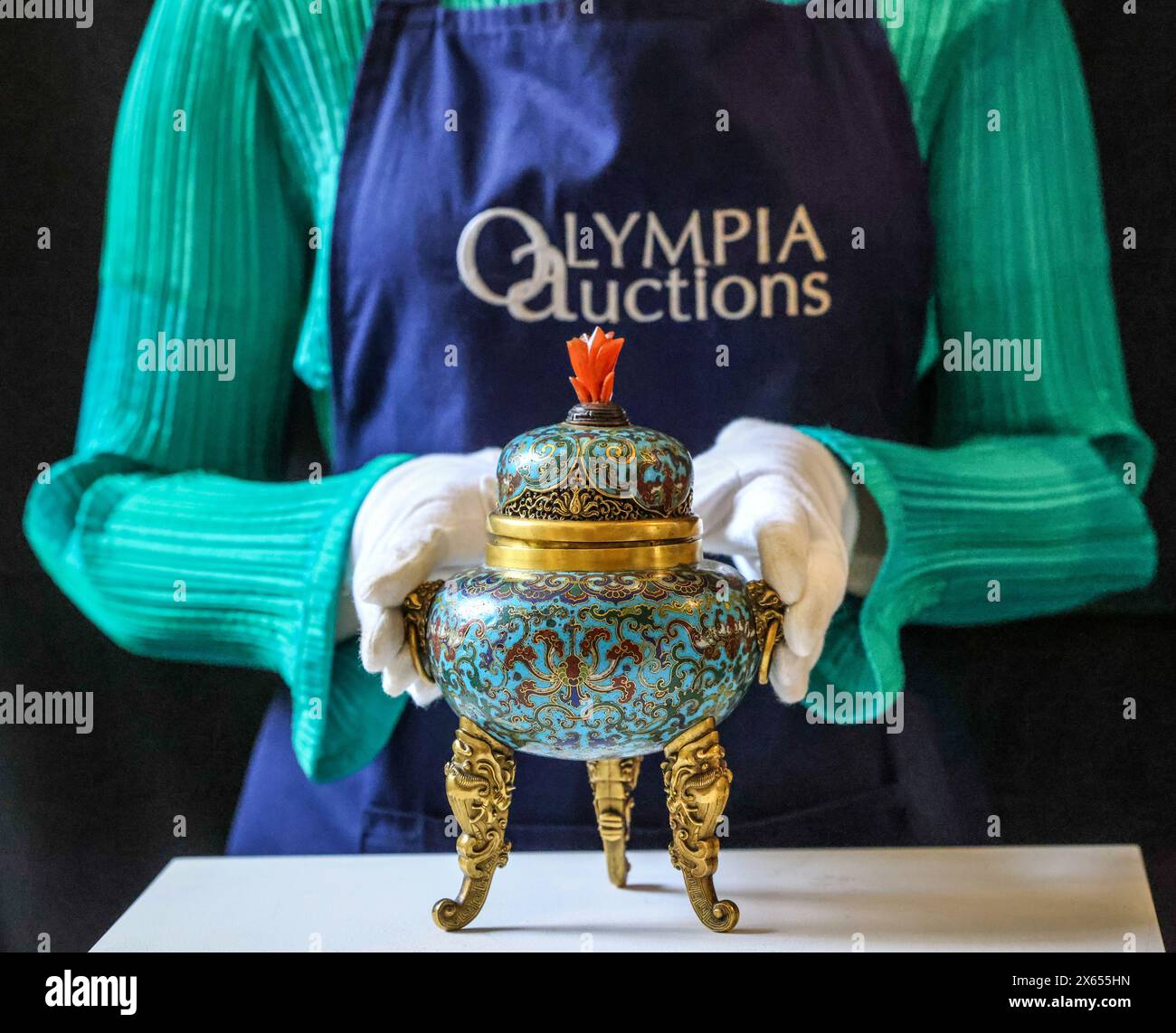 Olympia Auctions Londres 13 mai 2024 Censer et couverture de trépied en bronze doré et en cloisonné chinois, dynastie Qink, période Qianlong (1736-95) est £4 000-6 000 Enchère 14 mai 11 AM 25 Blythe Road, Londres W14 0PD.Paul Quezada-Neiman/Alamy Live News Credit : Paul Quezada-Neiman/Alamy Live News Banque D'Images
