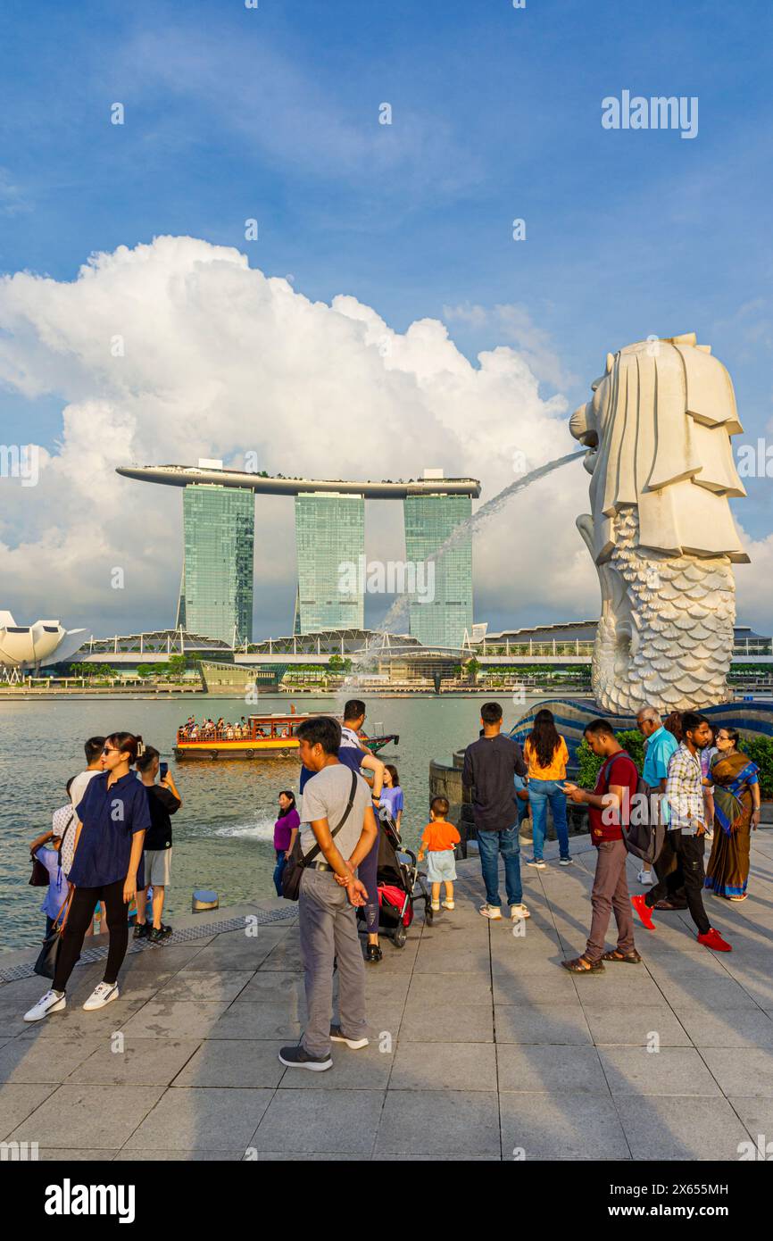Touristes au Merlion, Merlion Park, Marina Bay, Singapour Banque D'Images