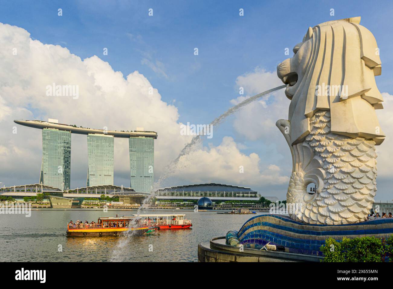 Le Merlion avec vue sur les bateaux touristiques Marina Bay jusqu'à l'emblématique Marina Bay Sands Merlion Park, Marina Bay, Singapour Banque D'Images