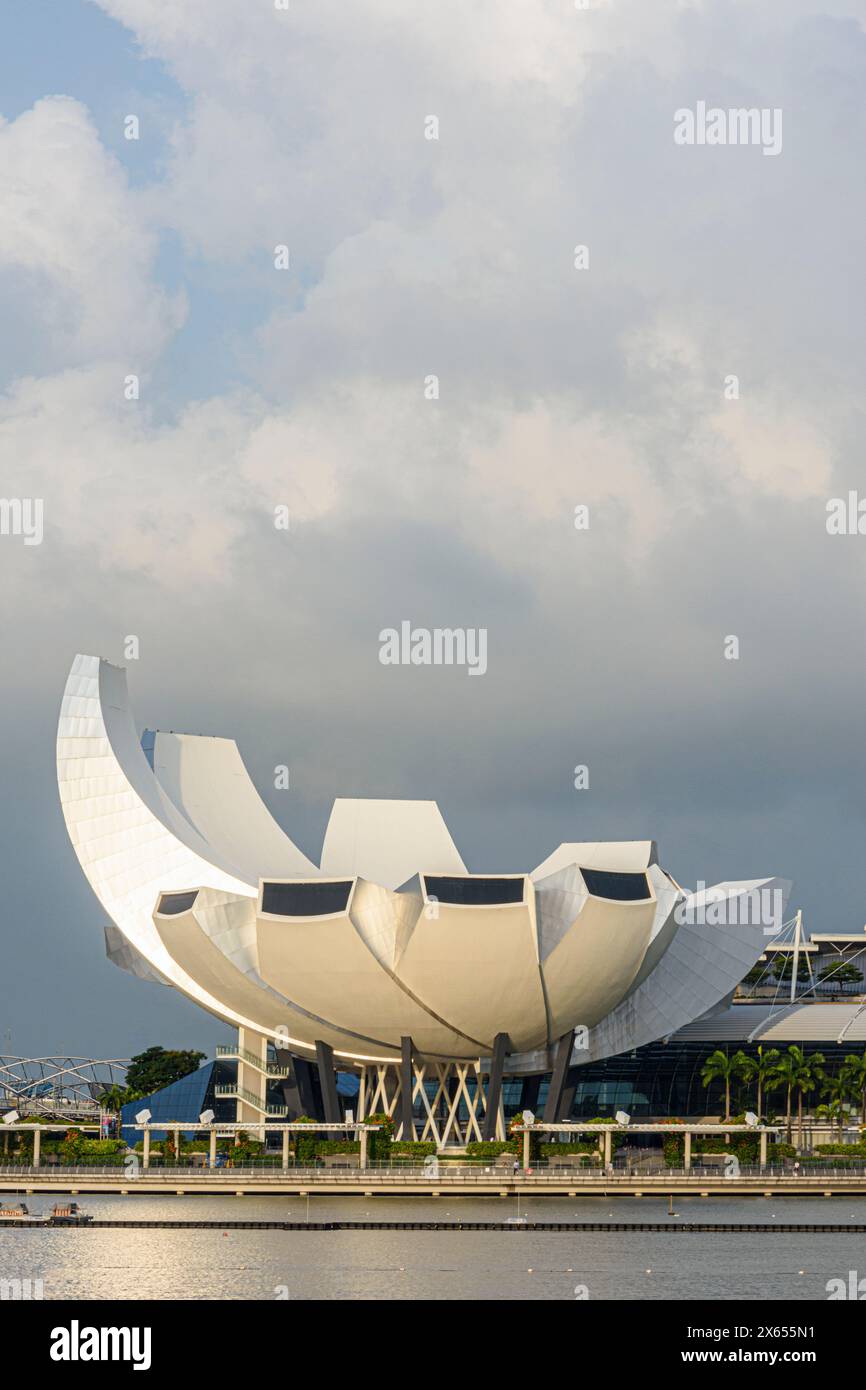 Le bâtiment emblématique ArtScience Museum à Marina Bay, Singapour Banque D'Images