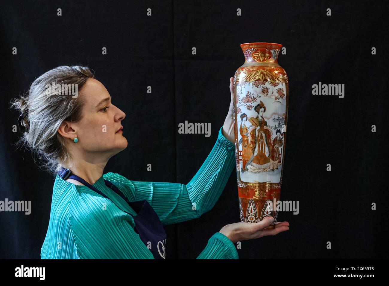 Olympia Auctions Londres 13 mai 2024 A japanese Kutani Slender vase, période Meiji (1868-1912) est £ 100-200 Enchère 14 mai 11 AM 25 Blythe Road, Londres W14 0PD.Paul Quezada-Neiman/Alamy Live News Credit : Paul Quezada-Neiman/Alamy Live News Banque D'Images