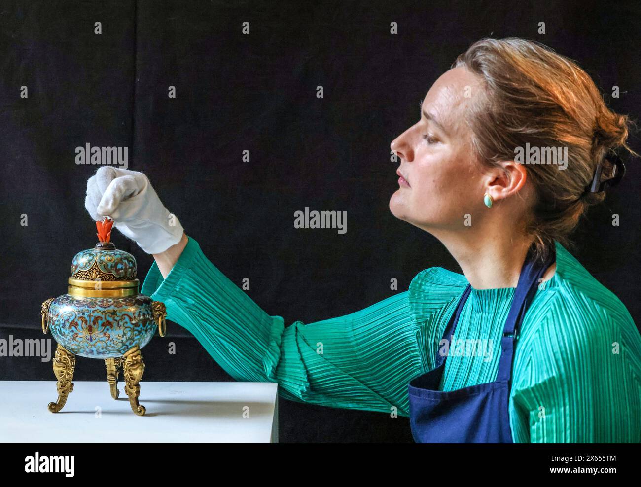 Olympia Auctions Londres 13 mai 2024 Censer et couverture de trépied en bronze doré et en cloisonné chinois, dynastie Qink, période Qianlong (1736-95) est £4 000-6 000 Enchère 14 mai 11 AM 25 Blythe Road, Londres W14 0PD.Paul Quezada-Neiman/Alamy Live News Credit : Paul Quezada-Neiman/Alamy Live News Banque D'Images